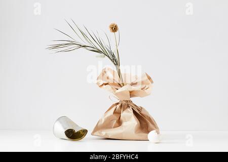 Hintergrundbild von minimaler Zusammensetzung aus Papierkorb Elemente mit floralen Akzent, kopieren Raum Stockfoto