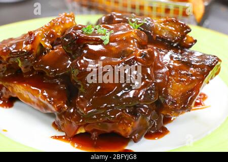 Schwein Baby Rippen glasiert mit Grill Sauce Stockfoto