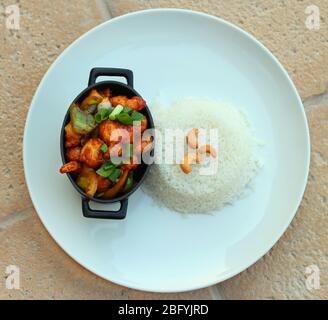 Chinesisches Kung pao Huhn mit Jasminreis Stockfoto
