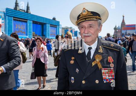 Am 9. Mai 2015, am Ende des Zweiten Weltkriegs, feiert Moskau eine große Militärparade mit 16,000 Soldaten und ein umfangreiches Programm auf dem Roten Platz. Weltweit verwendet Stockfoto