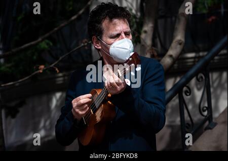 Brooklyn, Usa. April 2020. Park Sloper und zweifacher Grammy-Preisträger Herschel Garfein spielt die Gitarre, die den Tag für Nachbarn und Passanten im Park Slope-Viertel Brooklyn, New York, während der COVID-19-Pandemie am 19. April 2020 aufhellt. (Foto Gabriele Holtermann-Gorden/Pacific Press) Quelle: Pacific Press Agency/Alamy Live News Stockfoto