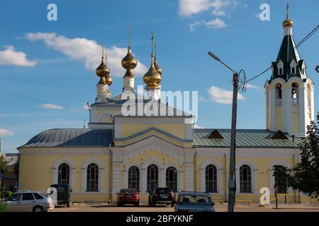 MUROM, RUSSLAND - 24. AUGUST 2019: Kathedrale zur Heiligen Himmelfahrt in Murom an einem Sommerabend Stockfoto