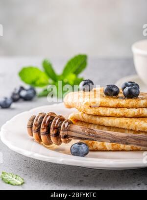 Köstliche hausgemachte Crepes oder Pfannkuchen Stockfoto