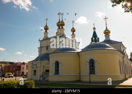 MUROM, RUSSLAND - 24. AUGUST 2019: Kathedrale zur Heiligen Himmelfahrt in Murom an einem Sommerabend Stockfoto