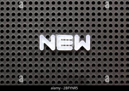 Schwarze Farbe Pegboard mit weißem Buchstaben in Wort neu Stockfoto