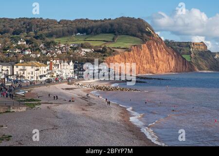 Sidmouth, England - 7. November 2019: Das Kies-Vorland ist das ganze Jahr über eine beliebte Attraktion in Devon bei Einheimischen und Urlaubern Stockfoto