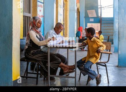 HARAR - ÄTHIOPIEN - 25. DEZEMBER 2012:nicht identifizierter muslimischer Junge während der Prüfung in der Schule in Harar, Äthiopien, Afrika Stockfoto