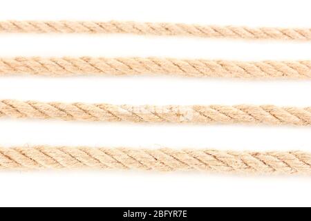 Sammlung von verschiedenen Seilen isoliert auf weiß Stockfoto