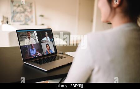Frau, die eine Videokonferenz mit Freunden hat. Familientreffen online über einen Videoanruf. Stockfoto