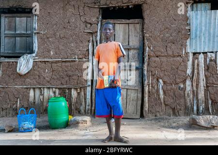 Omo Valley- Äthiopien - Afrika, Januar 01. 2013: Junge mit Schulbuch vor seinem Haus im Omo Valley, Äthiopien, Afrika Stockfoto