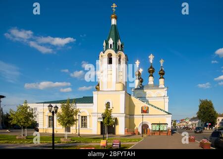 MUROM, RUSSLAND - 24. AUGUST 2019: Kathedrale zur Heiligen Himmelfahrt in Murom an einem Sommerabend Stockfoto