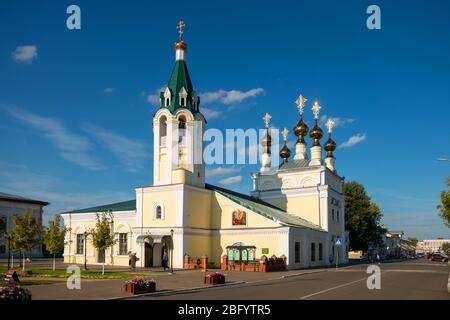 MUROM, RUSSLAND - 24. AUGUST 2019: Kathedrale zur Heiligen Himmelfahrt in Murom an einem Sommerabend Stockfoto