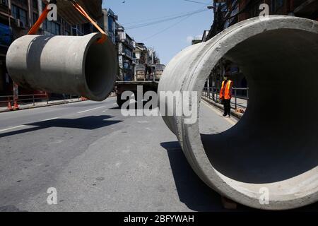 Kathmandu, Nepal. April 2020. Straßenarbeiter führen am 28. Tag einer von der Regierung auferlegten Blockierung im Zuge des Ausbruchs der COVID-19-Ausbreitung am Montag, den 20. April 2020, in Kathmandu, Nepal, Bauarbeiten durch, um Abwasserrohre entlang der Straße zu verlegen. Kredit: Skanda Gautam/ZUMA Wire/Alamy Live News Stockfoto