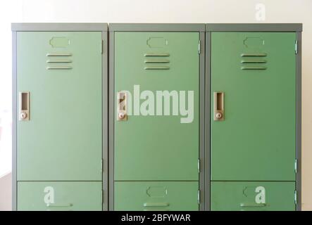 Nahaufnahme des geschlossenen Schließfächern am Arbeitsplatz Stockfoto