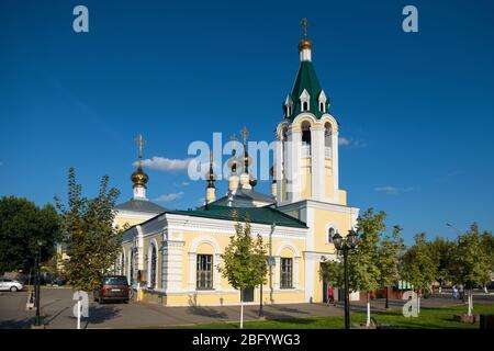 MUROM, RUSSLAND - 24. AUGUST 2019: Kathedrale zur Heiligen Himmelfahrt in Murom an einem Sommerabend Stockfoto