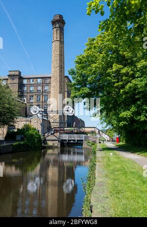 Die historische Locomotive Brücke (oder Turn Bridge) und Turnbridge Mills auf dem Huddersfield Broad Canal in West Yorkshire Stockfoto