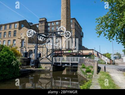 Die historische Locomotive Brücke (oder Turn Bridge) und Turnbridge Mills auf dem Huddersfield Broad Canal in West Yorkshire Stockfoto