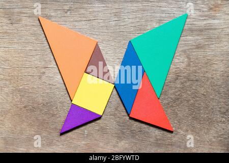 Farbe Tangram in butterfly Form auf Holz Hintergrund Stockfoto