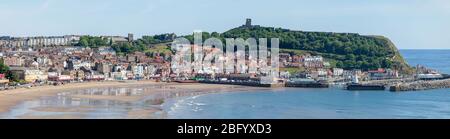 Panoramablick auf Scarborough South Bay, Schloss und Hafen an einem sonnigen Sommertag Stockfoto