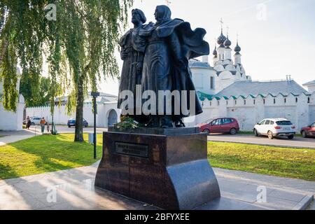 MUROM, RUSSLAND - 24. AUGUST 2019: Peter und Fevronia von Murom. Denkmal vor dem Kloster der Verkündigung in Murom, Region Wladimir, Russland Stockfoto