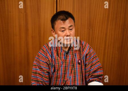 AP Kinzang Lhendup, ein Experte für das Gross National Happiness, spricht im Aman Paro. Stockfoto