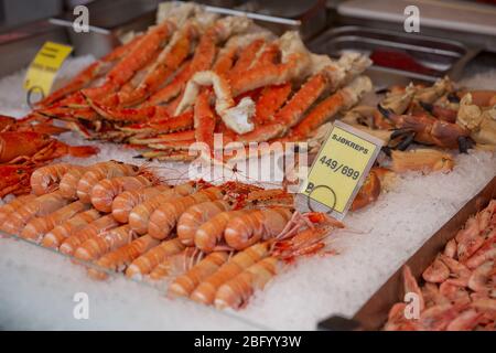 BERGEN, NORWEGEN - 31. MAI 2017: Der berühmte Bergen Fischmarkt, der am Hafen der Stadt liegt, besuchen viele Touristen und Einheimische häufig diesen Markt Stockfoto