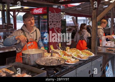 BERGEN, NORWEGEN - 31. MAI 2017: Der berühmte Bergen Fischmarkt, der am Hafen der Stadt liegt, besuchen viele Touristen und Einheimische häufig diesen Markt Stockfoto