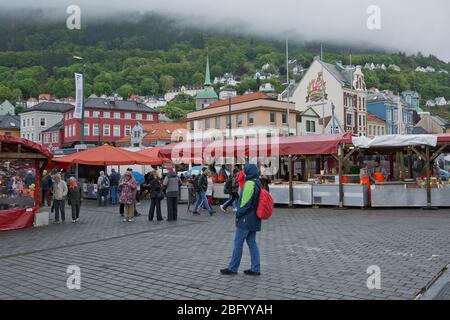 BERGEN, NORWEGEN - 31. MAI 2017: Der berühmte Bergen Fischmarkt, der am Hafen der Stadt liegt, besuchen viele Touristen und Einheimische häufig diesen Markt Stockfoto