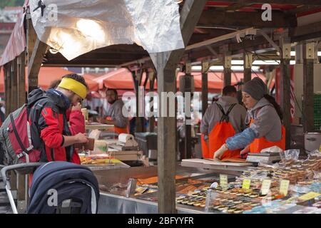 BERGEN, NORWEGEN - 31. MAI 2017: Der berühmte Bergen Fischmarkt, der am Hafen der Stadt liegt, besuchen viele Touristen und Einheimische häufig diesen Markt Stockfoto