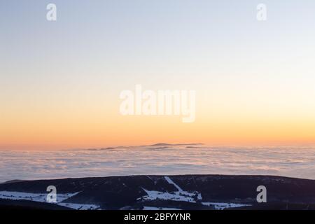 Blick auf den Sonnenaufgang mit Umkehrung vom höchsten Berg Tschechiens - Snezka. Stockfoto