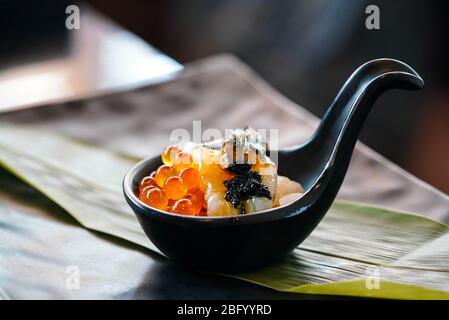 Aka Ebi Foie Gras Trüffelschuss Schnapsdisplay auf Bambusblatt. Buffet Mit Japanischer Küche. Stockfoto