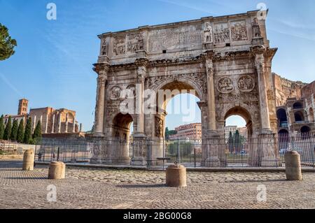 Triumphbogen des Konstantin in der Nähe von Kolosseum - Rom, Italien Stockfoto