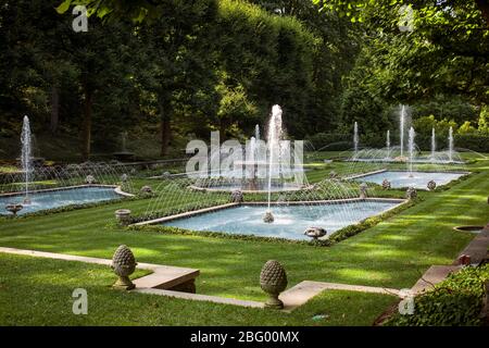Horizontale Ansicht einiger Brunnen auf dem italienischen Wassergarten, Longwood Gardens, Chester County, Pennsylvania Stockfoto