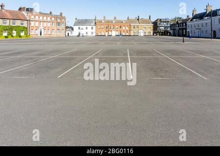 Eine seltene Ansicht der Architektur des Dienstags-Markts von King's Lynn, der während der Blockierung der COVID-19-Pandemie 2020 leer von geparkten Autos war. Stockfoto