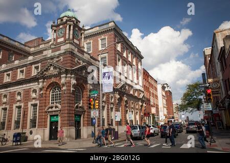 Horizontale Ansicht eines Fußgängerübergangs in der Nähe der Exchange National Bank, Philadelphia, Pennsylvania Stockfoto