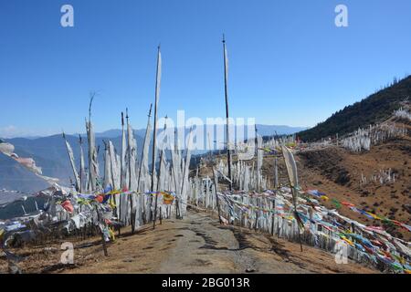 Gebetsfahnen und Blick auf die Berge des Himalaya am Chele La Pass, der höchsten Straße in Bhutan zwischen den Paro und Haa Tälern. Stockfoto