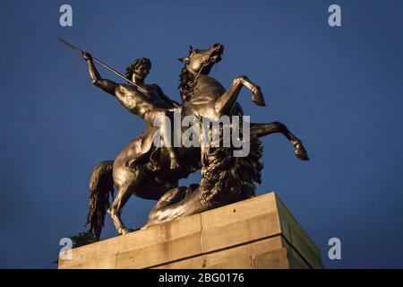 Horizontale Nachtansicht der Albert Wolf Lion Fighter Skulptur vor dem Philadelphia Museum of Art, Philadelphia, Pennsylvania Stockfoto