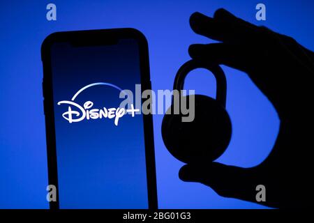 LONDON, Großbritannien - April 17 2020: Disney Streaming Service Logo mit Sicherheits-Vorhängeschloss Stockfoto