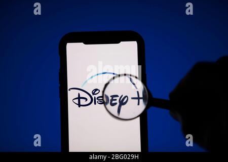 LONDON, Großbritannien - April 17 2020: Disney Streaming Service Logo unter dem Mikroskop Stockfoto