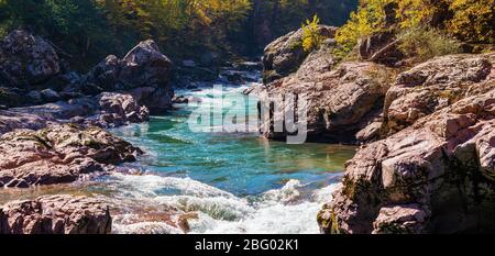 Landschaft mit einem Belaya Fluss, der durch den Canyon in Adygea fließt. Stockfoto