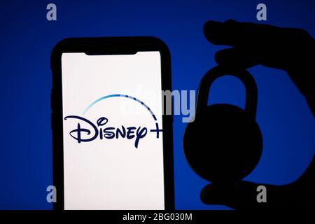 LONDON, Großbritannien - April 17 2020: Disney Streaming Service Logo mit Sicherheits-Vorhängeschloss Stockfoto