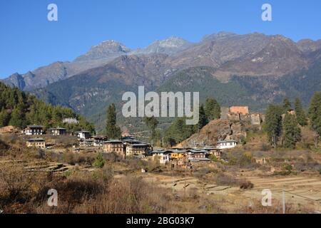 Drukgyel Dzong über dem Dorf Drukgyel, Upper Paro Valley, Bhutan. Stockfoto