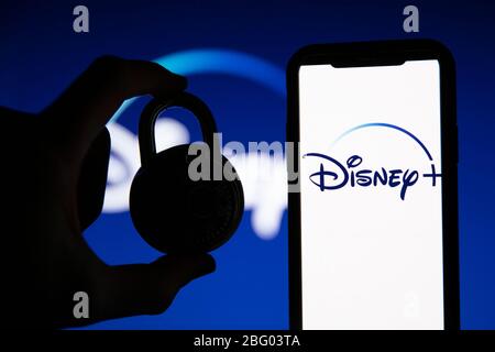 LONDON, Großbritannien - April 17 2020: Disney Streaming Service Logo mit Sicherheits-Vorhängeschloss Stockfoto