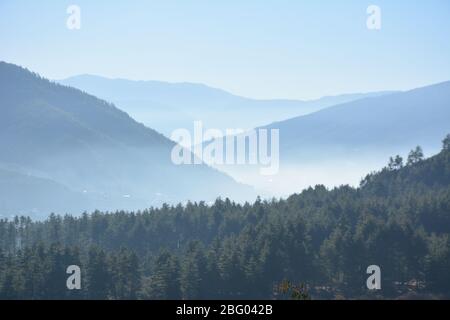 Blick auf das Paro-Tal von Drukgyel Dzong, Bhutan. Stockfoto