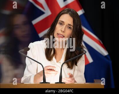 Wellington, Neuseeland. April 2020. Neuseelands Premierminister Jazinda Ardern spricht auf einer Pressekonferenz zum COVID-19 in Wellington, Neuseeland, 20. April 2020. Neuseeland wird am 27. April um 11:59 Uhr von COVID-19 Alert Level 4 auf Alert Level 3 umziehen, sagte Premierminister Jacinda Ardern am Montag. Das Land wird zwei Wochen lang in der Alarmstufe 3 bleiben, bevor am 11. Mai eine weitere Überprüfung und eine Entscheidung über die Alarmstufe gefällt werden, sagte Ardern auf einer Pressekonferenz. (Mark Mitchell/NZME/Pool via Xinhua) Quelle: Xinhua/Alamy Live News Stockfoto