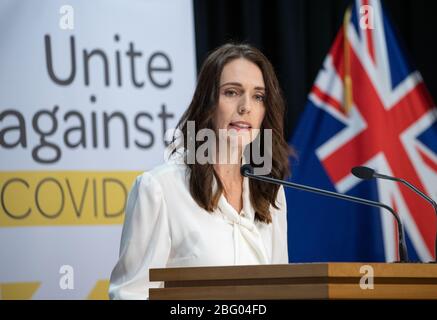 Wellington, Neuseeland. April 2020. Neuseelands Premierminister Jazinda Ardern spricht auf einer Pressekonferenz zum COVID-19 in Wellington, Neuseeland, 20. April 2020. Neuseeland wird am 27. April um 11:59 Uhr von COVID-19 Alert Level 4 auf Alert Level 3 umziehen, sagte Premierminister Jacinda Ardern am Montag. Das Land wird zwei Wochen lang in der Alarmstufe 3 bleiben, bevor am 11. Mai eine weitere Überprüfung und eine Entscheidung über die Alarmstufe gefällt werden, sagte Ardern auf einer Pressekonferenz. (Mark Mitchell/NZME/Pool via Xinhua) Quelle: Xinhua/Alamy Live News Stockfoto