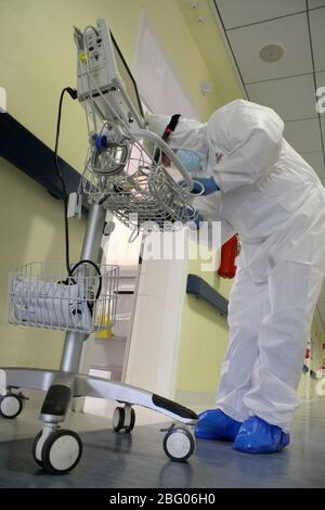 Parma, Italien. April 2020. Maggiore Krankenhaus von Parma (Barbieri Pavillon verwandelt in Covid19 zu Beginn der Pandemie) Fotos im Inneren der Station (SANDRO CAPATTI/Fotograf, PARMA - 2020-04-20) p.s. la foto e' utilizabile nel rispetto del contesto in cui e' stata scattata, e senza intento diffamatorio del decoro delle persone rappresentate Quelle: Independent Photo Agency Srl/Alamy Live News Stockfoto