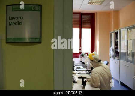 Parma, Italien. April 2020. Maggiore Krankenhaus von Parma (Barbieri Pavillon verwandelt in Covid19 zu Beginn der Pandemie) Fotos im Inneren der Station (SANDRO CAPATTI/Fotograf, PARMA - 2020-04-20) p.s. la foto e' utilizabile nel rispetto del contesto in cui e' stata scattata, e senza intento diffamatorio del decoro delle persone rappresentate Quelle: Independent Photo Agency Srl/Alamy Live News Stockfoto