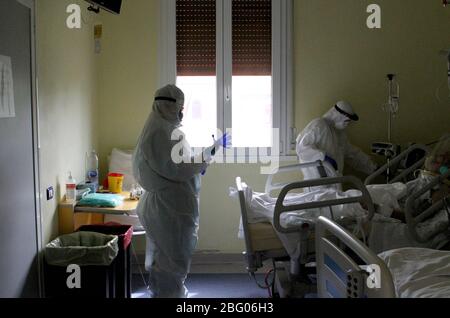 Parma, Italien. April 2020. Maggiore Krankenhaus von Parma (Barbieri Pavillon verwandelt in Covid19 zu Beginn der Pandemie) Fotos im Inneren der Station (SANDRO CAPATTI/Fotograf, PARMA - 2020-04-20) p.s. la foto e' utilizabile nel rispetto del contesto in cui e' stata scattata, e senza intento diffamatorio del decoro delle persone rappresentate Quelle: Independent Photo Agency Srl/Alamy Live News Stockfoto