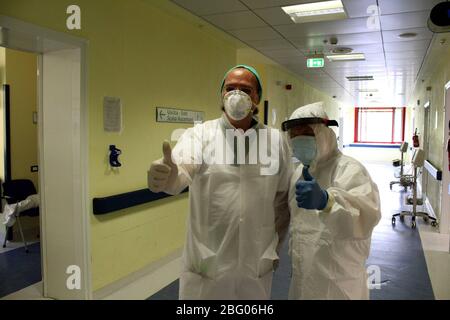 Parma, Italien. April 2020. Maggiore Krankenhaus von Parma (Barbieri Pavillon verwandelt in Covid19 zu Beginn der Pandemie) Fotos im Inneren der Station (SANDRO CAPATTI/Fotograf, PARMA - 2020-04-20) p.s. la foto e' utilizabile nel rispetto del contesto in cui e' stata scattata, e senza intento diffamatorio del decoro delle persone rappresentate Quelle: Independent Photo Agency Srl/Alamy Live News Stockfoto